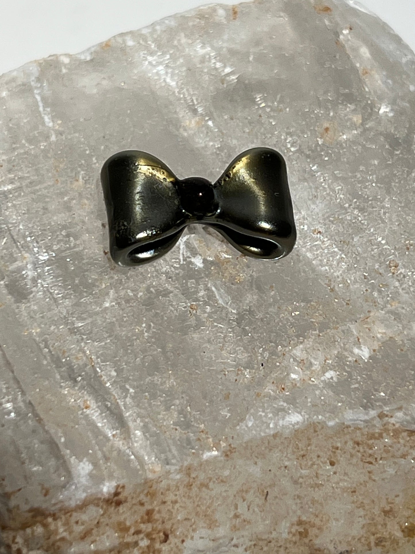 Sakibomb Electrum Mini Bow Pendant