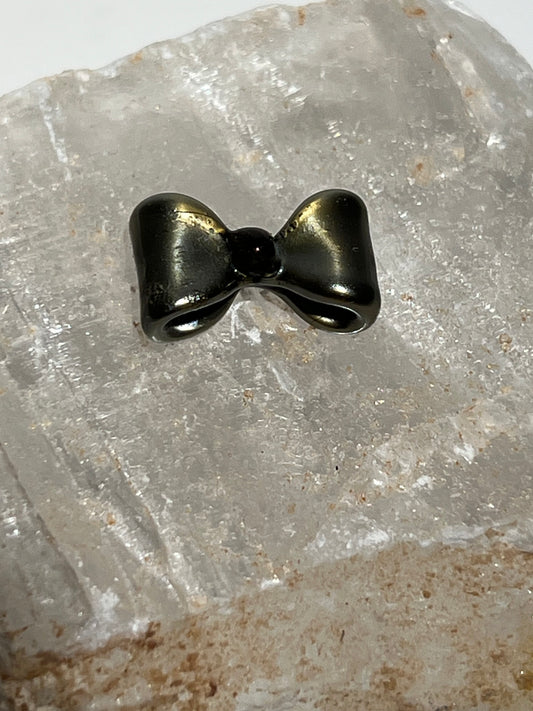 Sakibomb Electrum Mini Bow Pendant